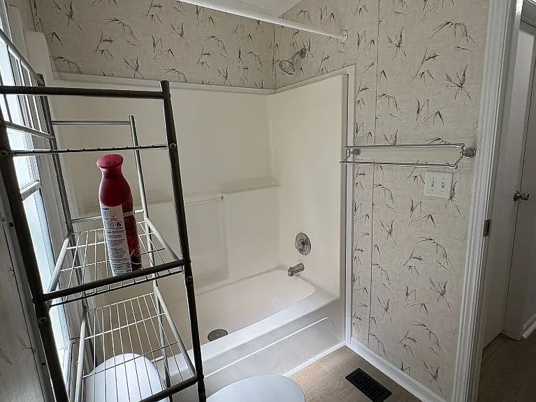 Full bath room with tub/shower