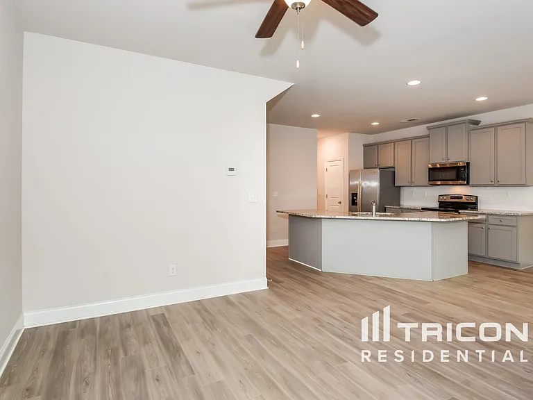 221 Ireland Ln — Photo 4