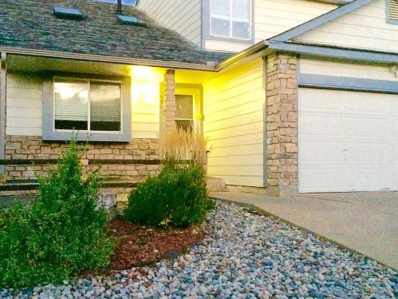 5 bedroom 4 bath house,with huge back yard,and MT views...Very little yard work