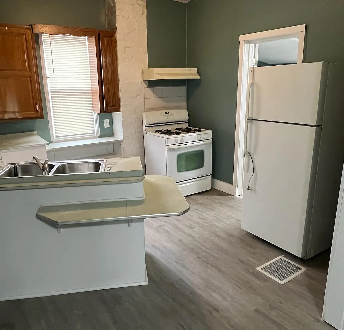 3 bed, 1008 sqft, $1,300 — Photo 2