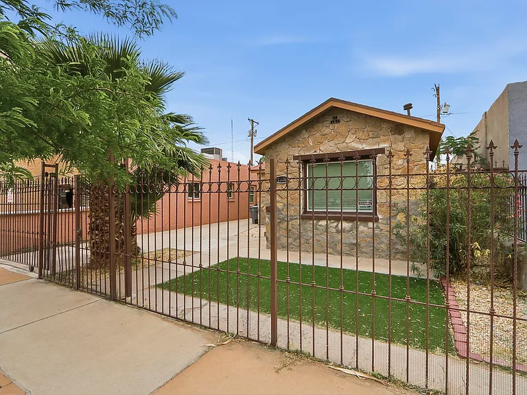1310 E San Antonio Ave — Photo 2
