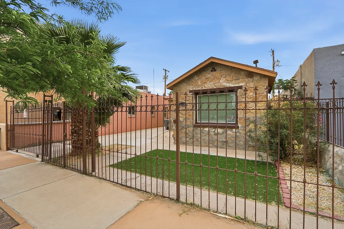 Building Photo - 1310 E San Antonio Ave