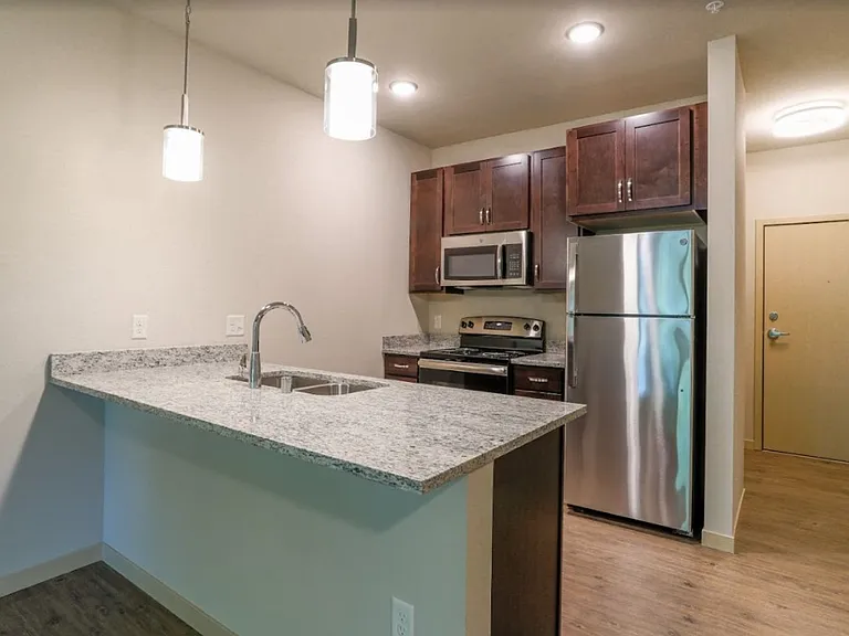 Lincoln Street Apartments — Photo 9