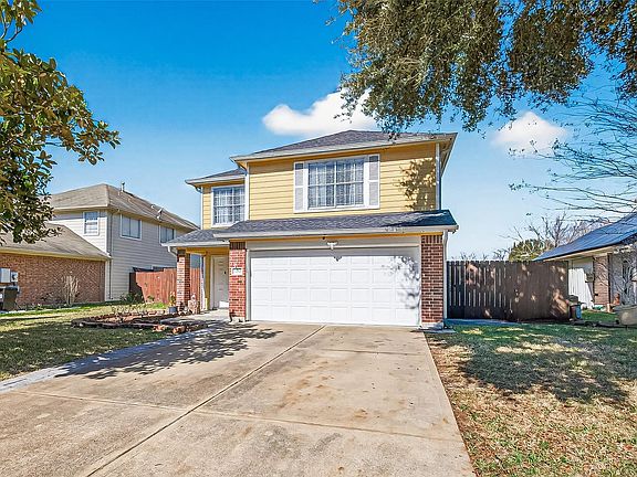 3rd image of 2202 Falling Oaks Rd