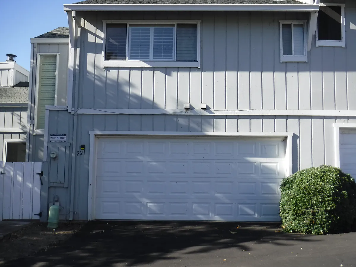 Building Photo - 221 Marina Dr N
