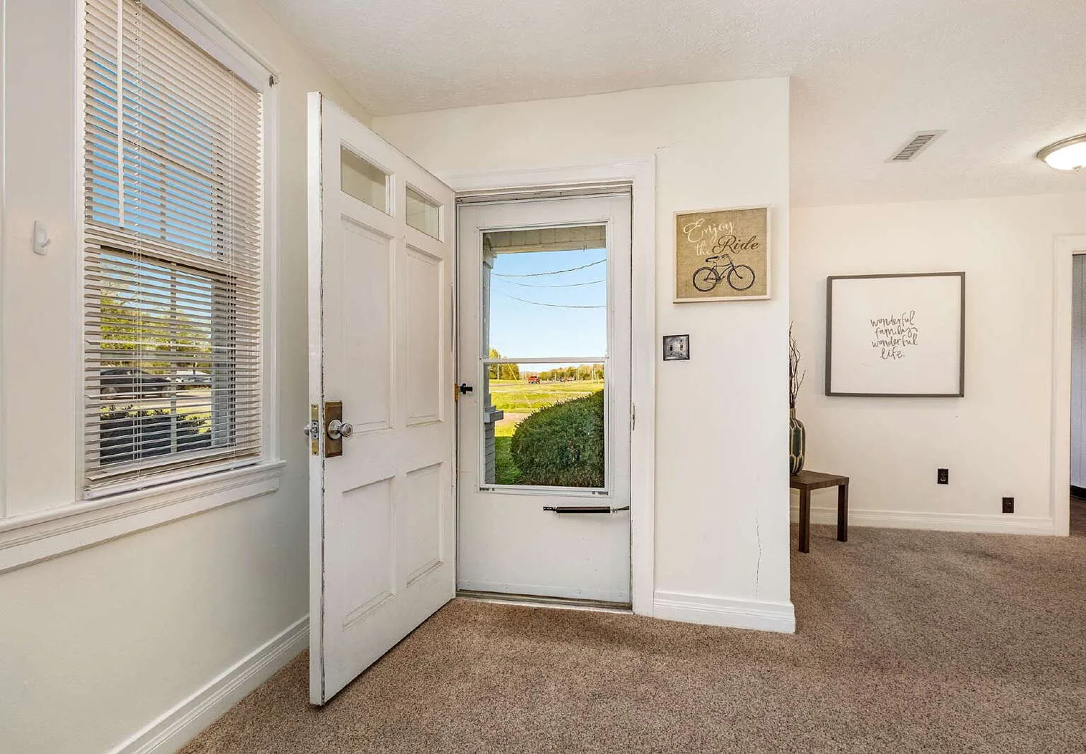 3 bed, 1.5 bath, 2200 sqft, $2,000 — Photo 3