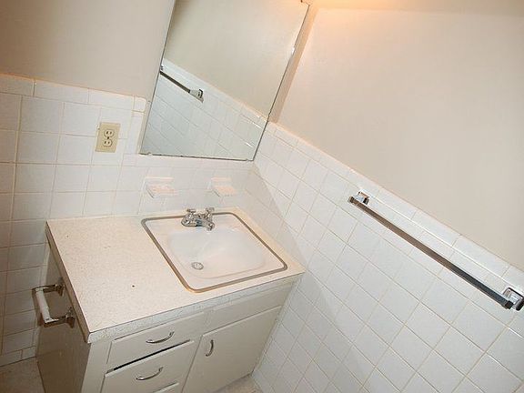 2nd image of 704 W M Ave APT 201