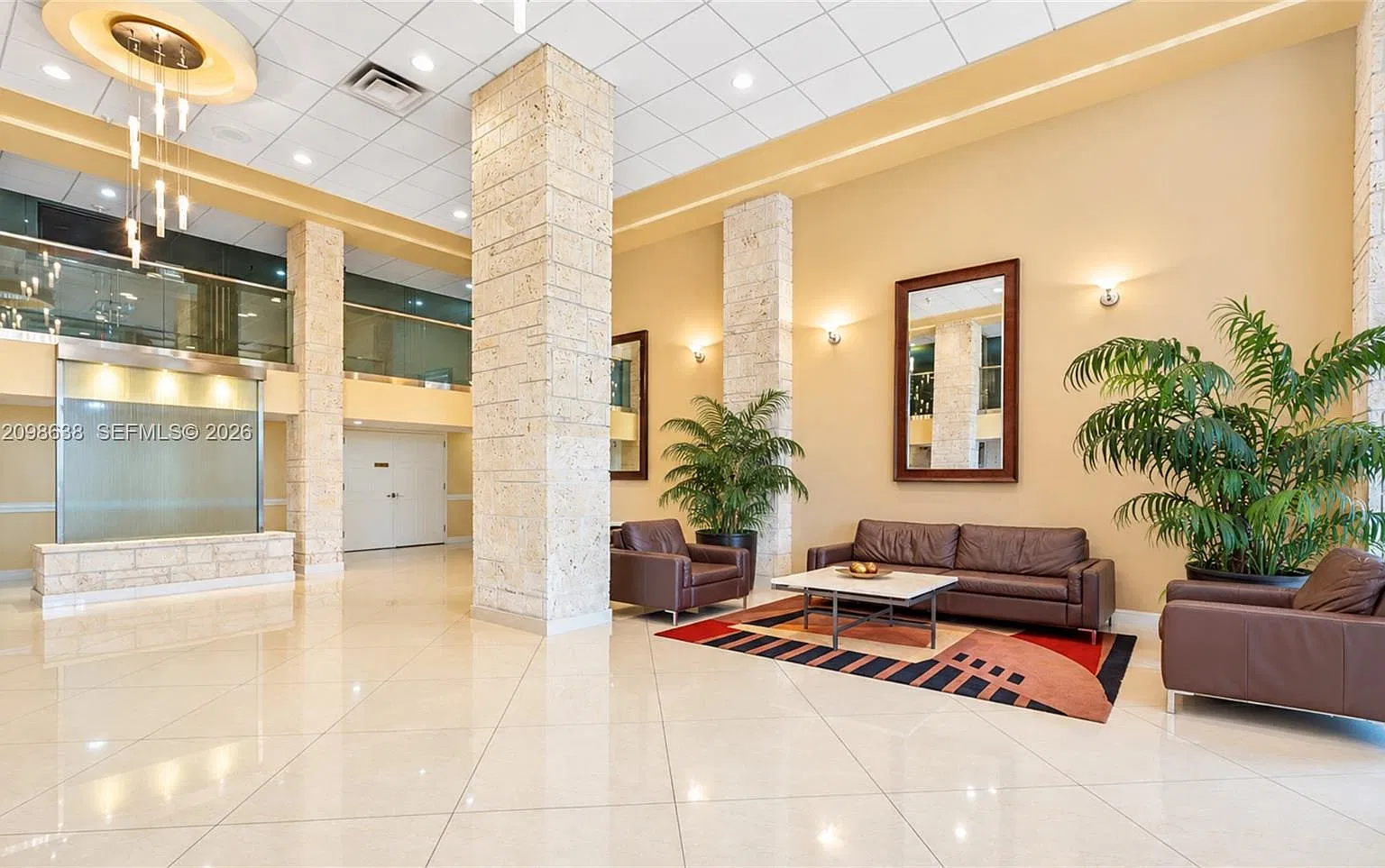 Winston Towers 700 Condo — Photo 2