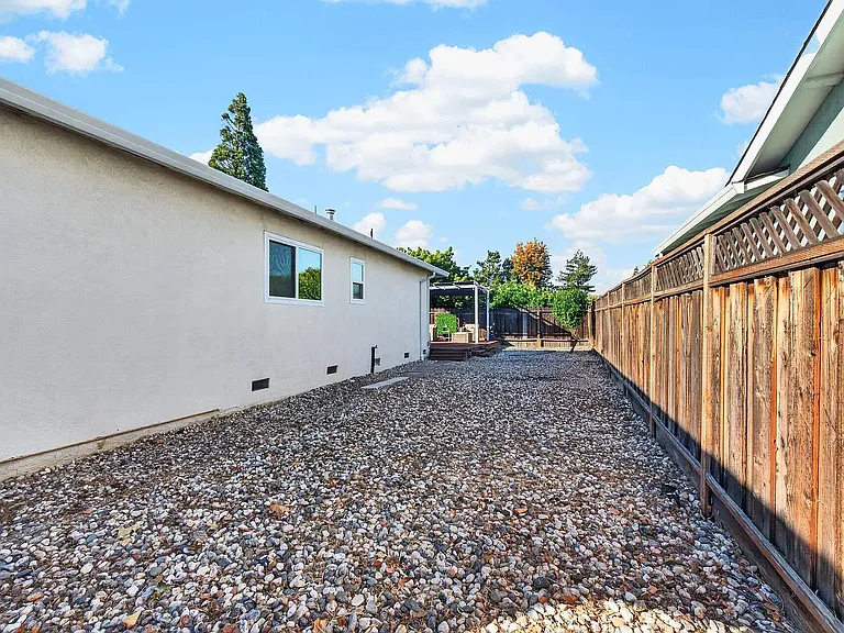 9792 Broadmoor Dr — Photo 14