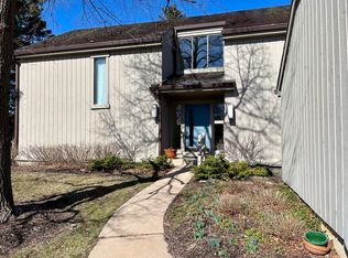 220 Thornhill Ln APT B, Lake Barrington, IL 60010