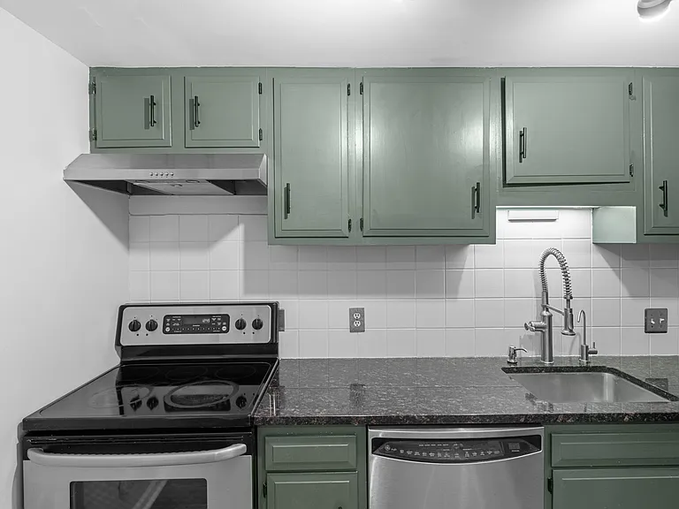 1957 1/2 Calvert St NW — Photo 5