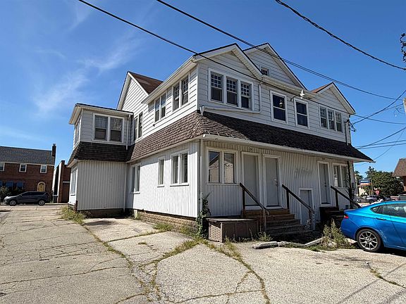 3rd image of 218 S 3rd St