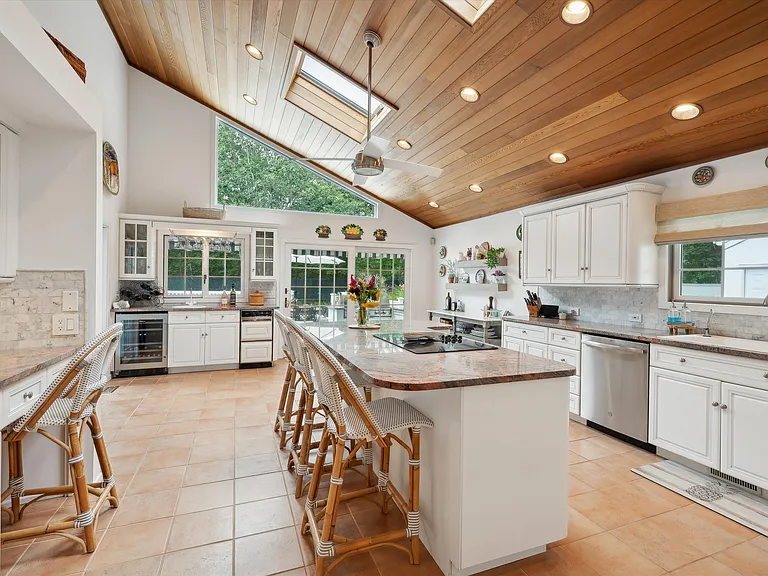 25 Midhampton Ave — Photo 13