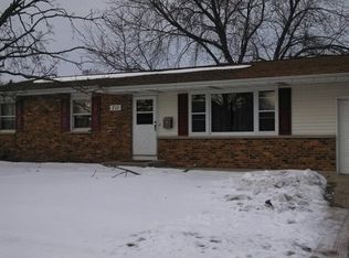 711 Emmert Dr, Sycamore, IL 60178