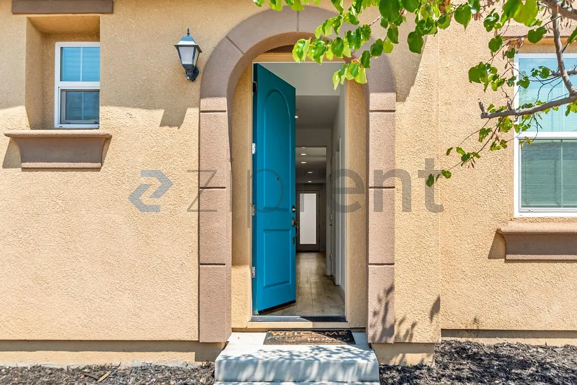 5 bed, 2217 sqft, $3,130 — Photo 3