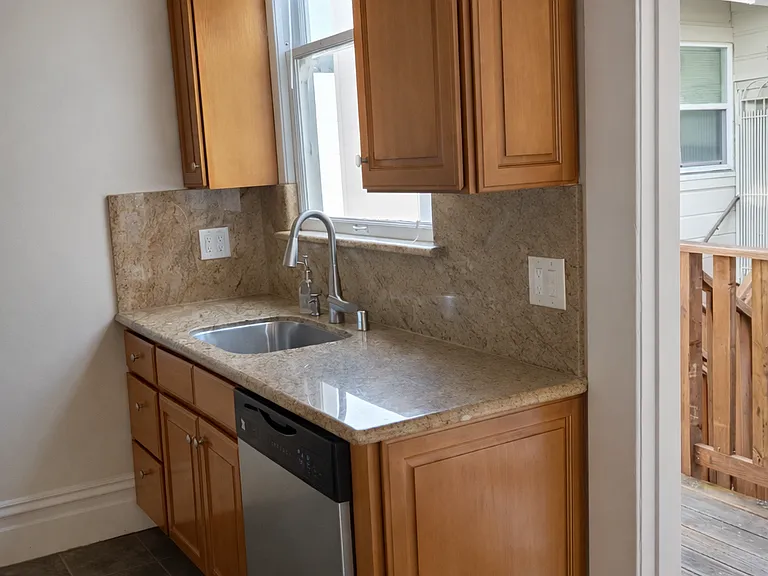 586 Cole St — Photo 3