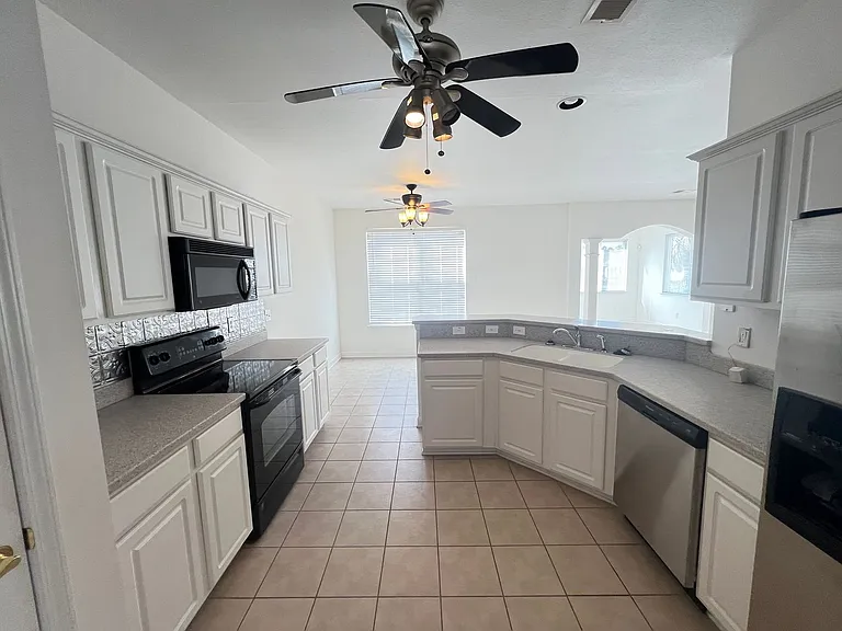 351 Vermillion Dr — Photo 6