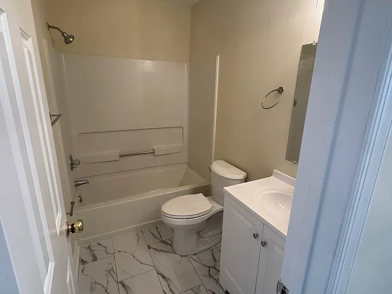 910 James Ct — Photo 2