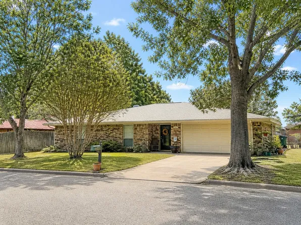 1207 Friona St, Bowie, TX 76230