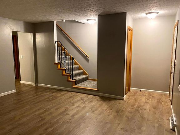 Living Room/Entryway