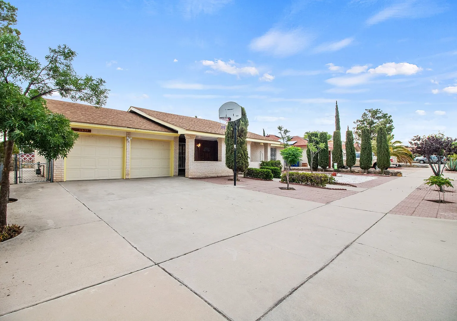 Home For Rent - Beautiful 4 bedroom Home W/ Refrigerated Air — Photo 4