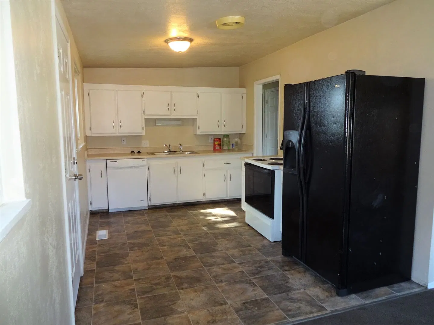 Large 4 Bed 2 Bath with Extra Large 2 Car Garage — Photo 3