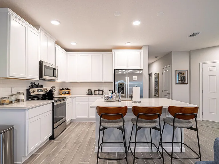 4902 Livingston Ln — Photo 9