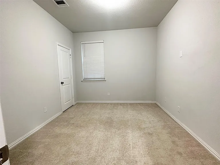 716 Monarch Ln — Photo 9