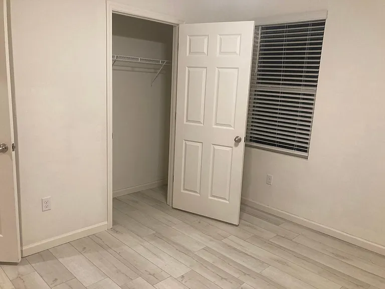 560 Sorrento Dr — Photo 9