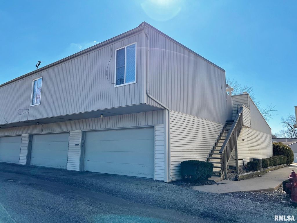 6831 N Frostwood Pkwy, Peoria, IL - View 2