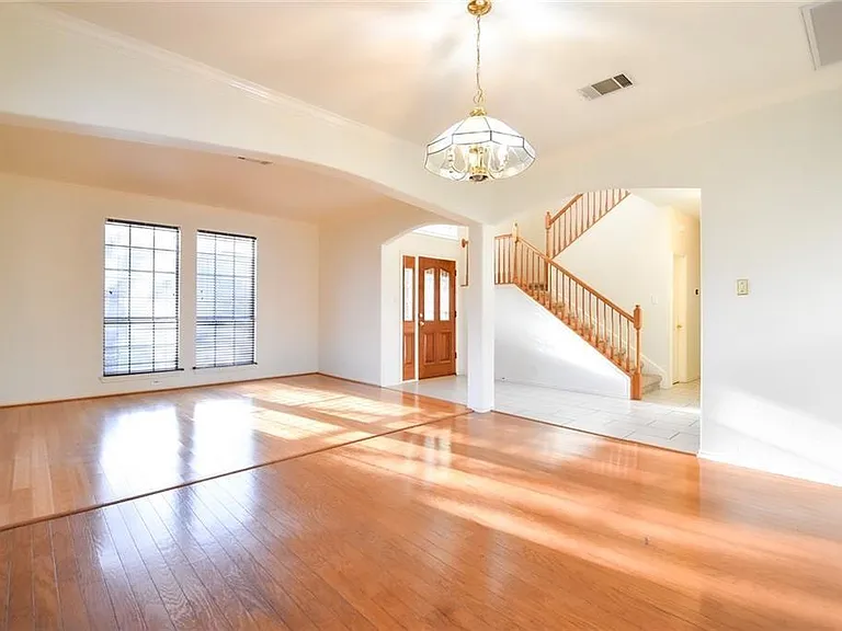 2101 Smoke Tree Trl — Photo 3
