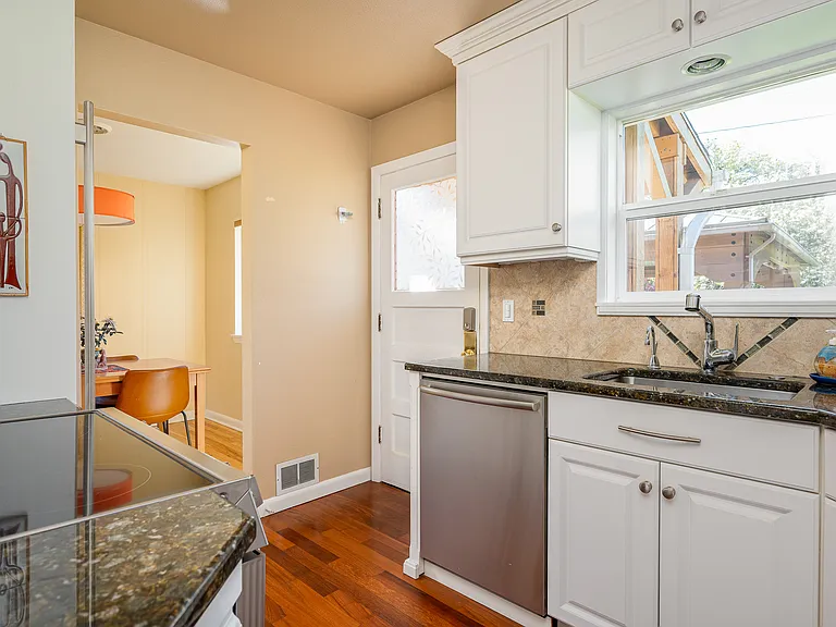 8922 SE Market St — Photo 9
