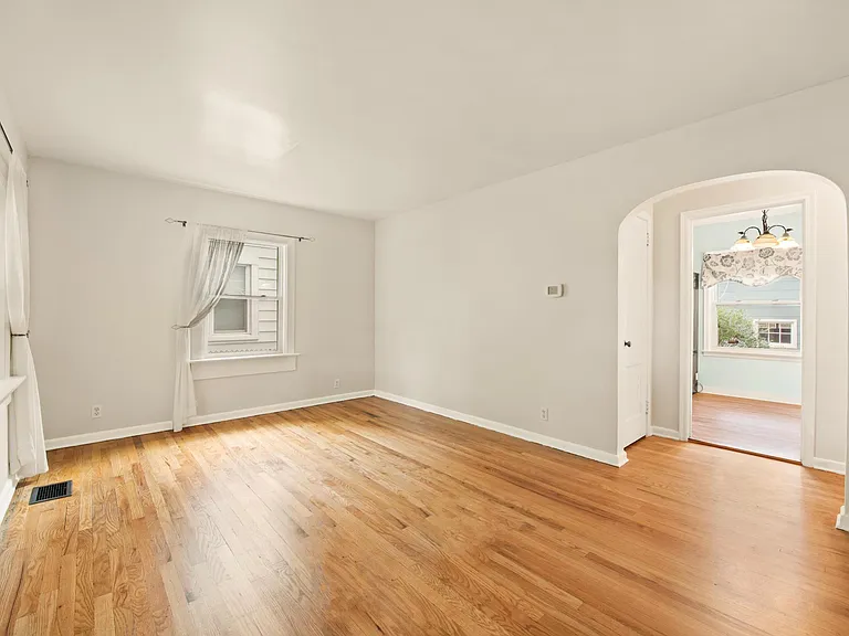 457 E Royal Forest Blvd — Photo 2