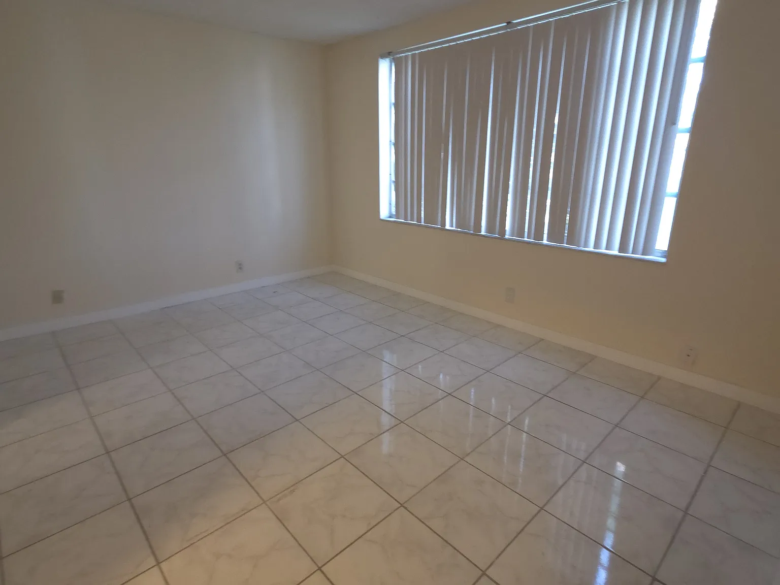 5335 NW 10th Ct — Photo 4