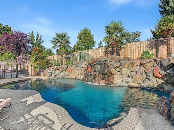 1553 Cypress Point Dr, Medford, OR 97504