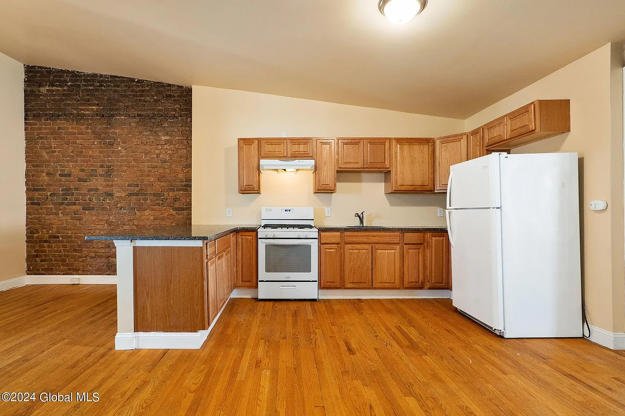 3 bed, 1000 sqft, $1,850 — Photo 3