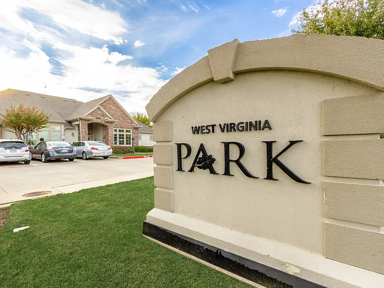 8004 W Virginia Dr — Photo 2