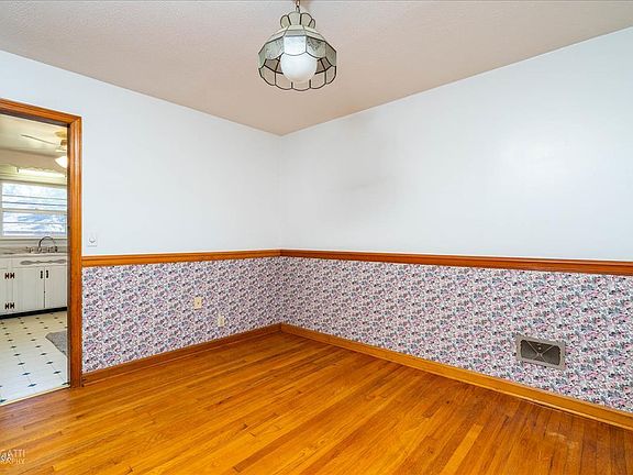 5th image of 226 Kingsway Dr