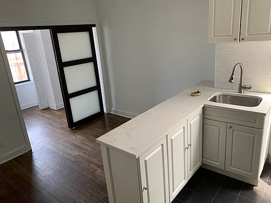 Rented by Salon Realty Corp | media 10