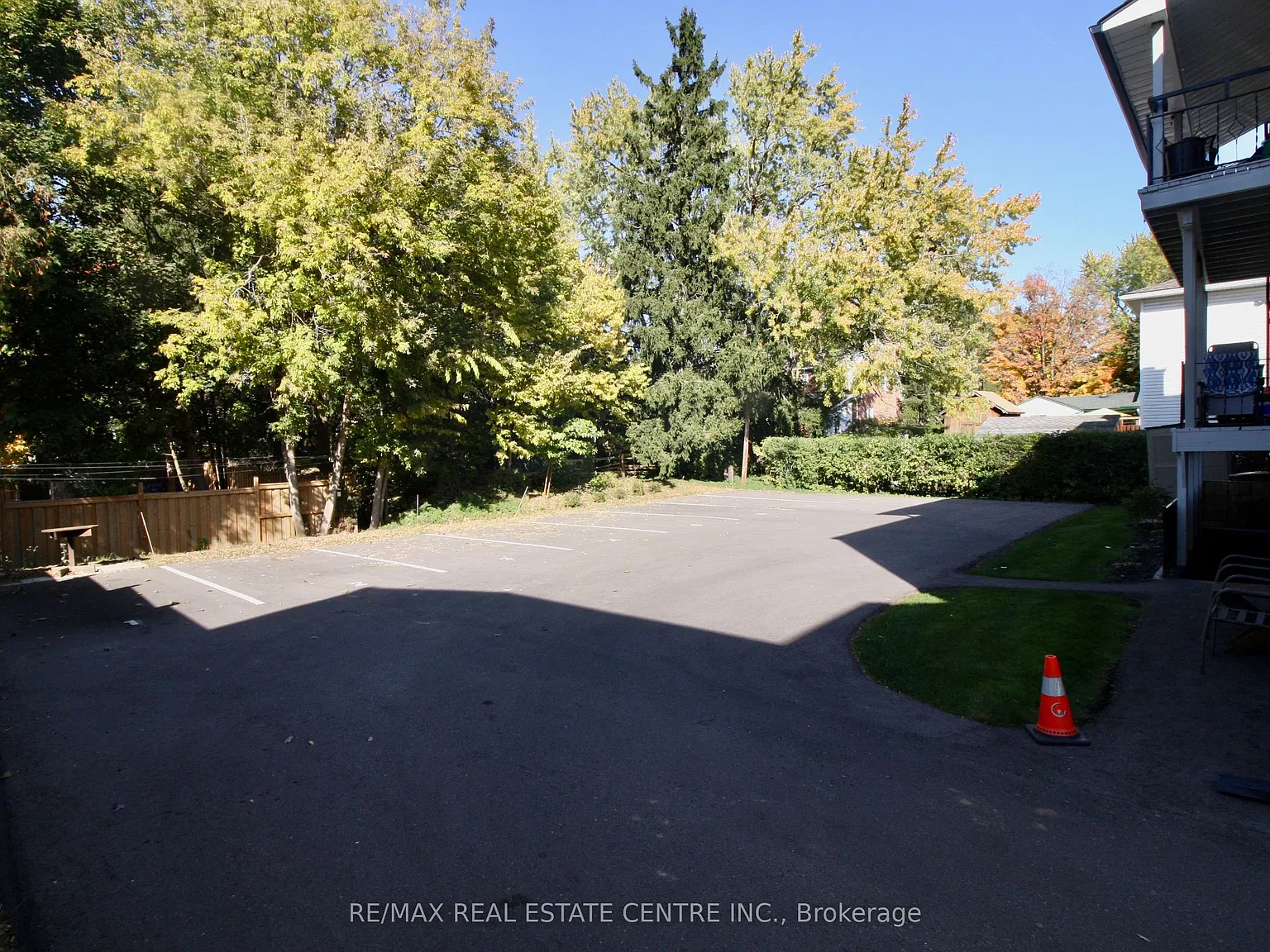 424 Argyle St S — Photo 2