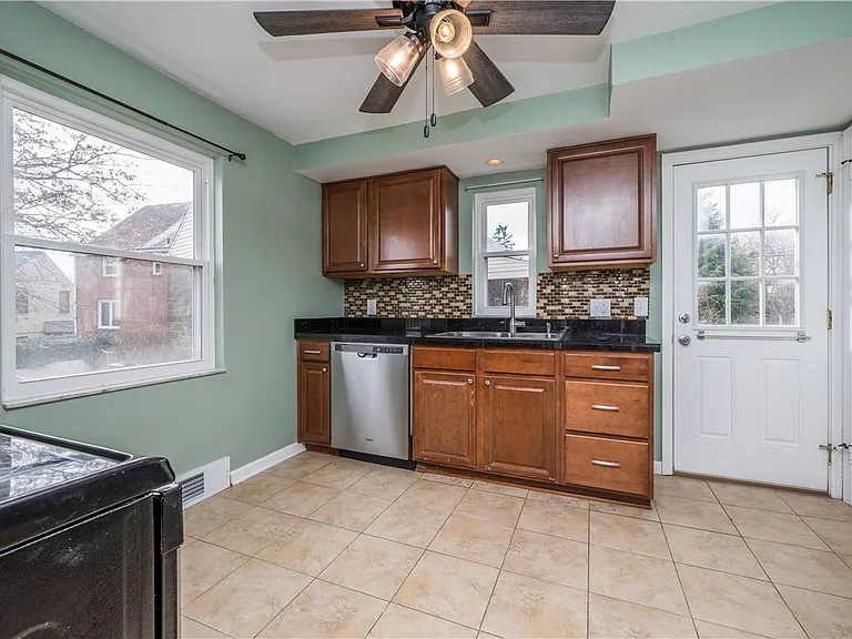 651 Royce Ave — Photo 8