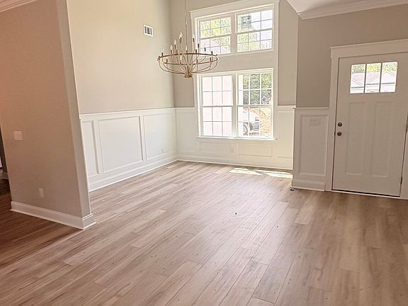 4th image of 225 Lakes Dr