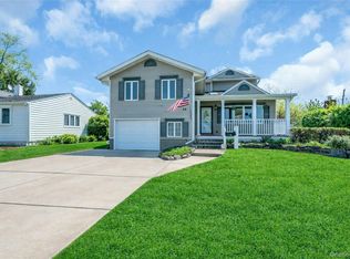 35 Peachtree Lane, Hicksville, NY 11801