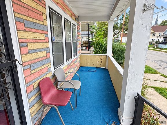 4th image of 240 Herman St