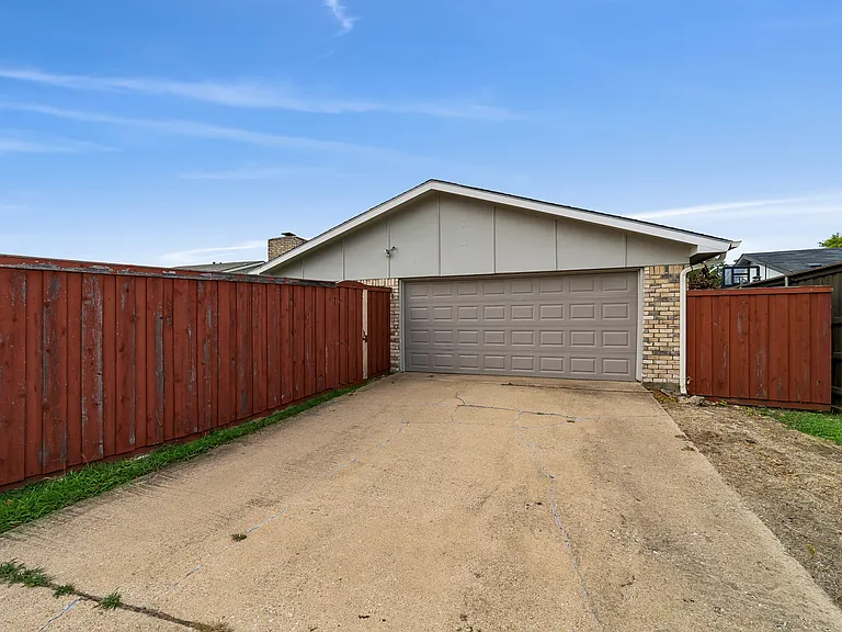 10239 Green Ash Rd — Photo 35
