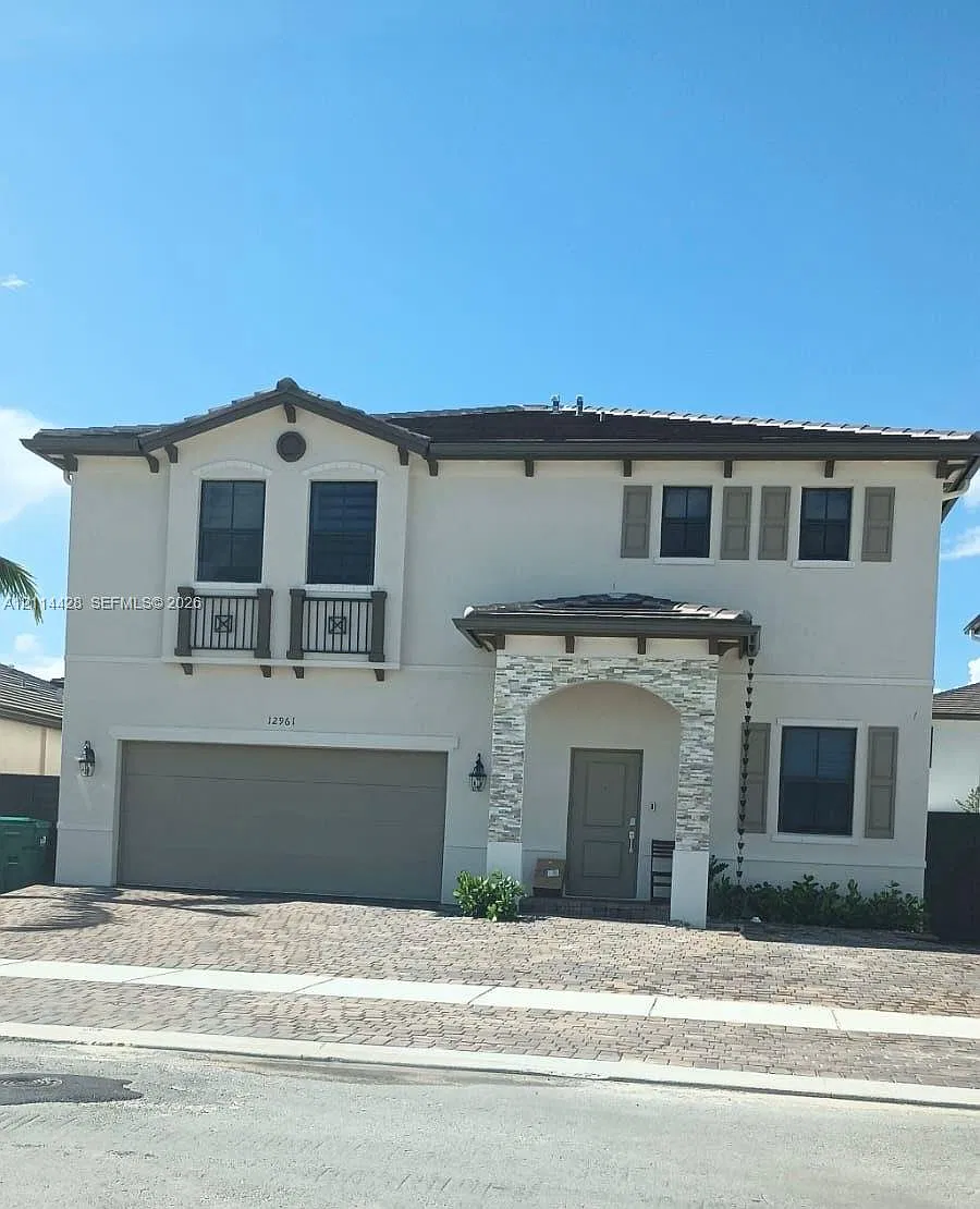 4 bed, 2.5 bath, 2560 sqft, $4,000 — Photo 1