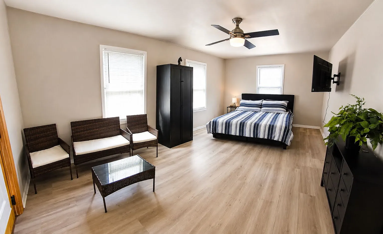 4 bed, 1.5 bath, 1328 sqft, $2,400 — Photo 2