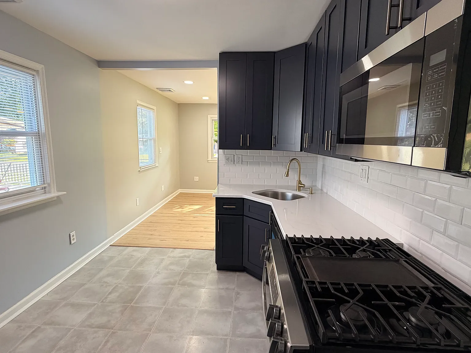 3 bed, 936 sqft, $2,700 — Photo 3