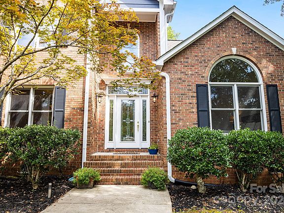 2nd image of 520 River Oaks Ln