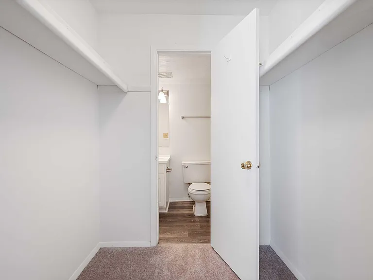 Foxridge Apartment Homes — Photo 179